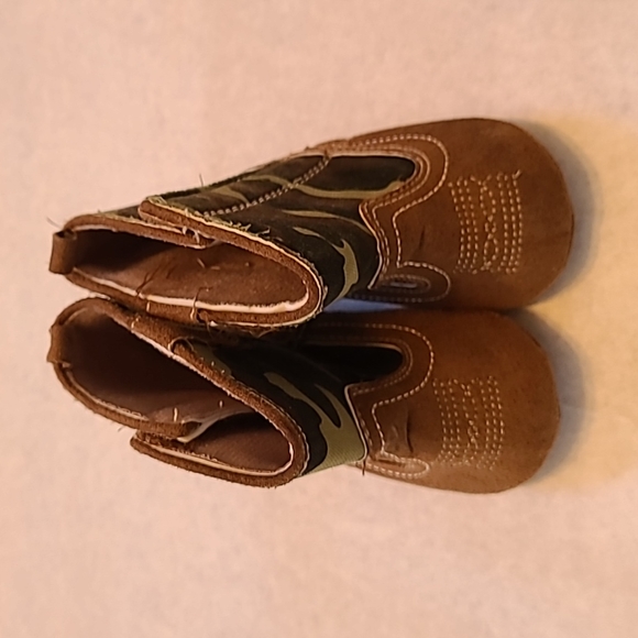 Camo soft sole slip on boots - Picture 2 of 5